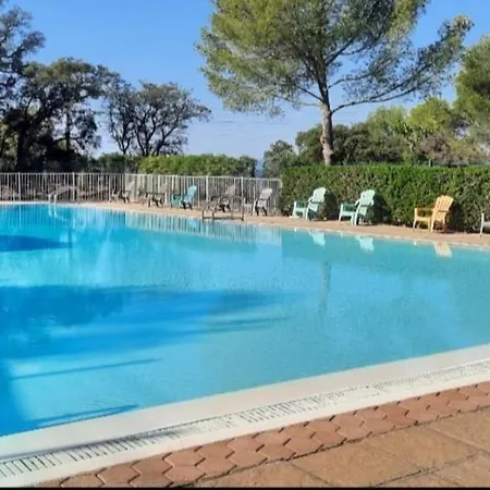 別荘 Spacious House With Pool Close To The Sea