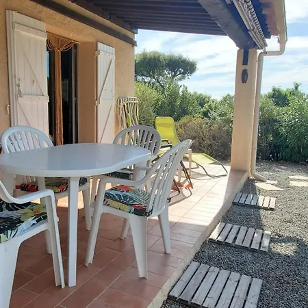 Dom wakacyjny Spacious House With Pool Close To The Sea Saint-Raphaël