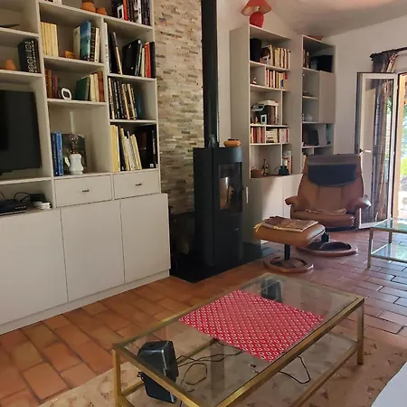 Dom wakacyjny Spacious House With Pool Close To The Sea Saint-Raphaël