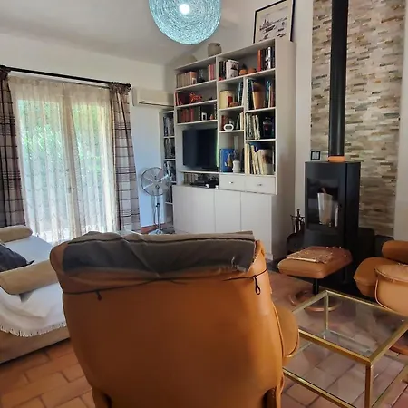 Spacious House With Pool Close To The Sea Vakantiehuis